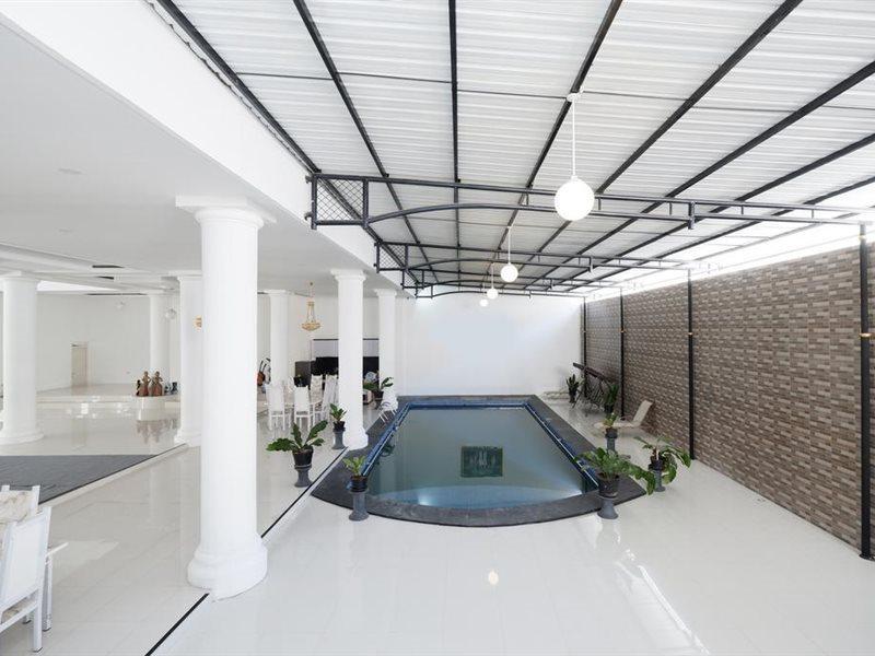 Griya Rw Family Guest House Redpartner Surakarta  Luaran gambar