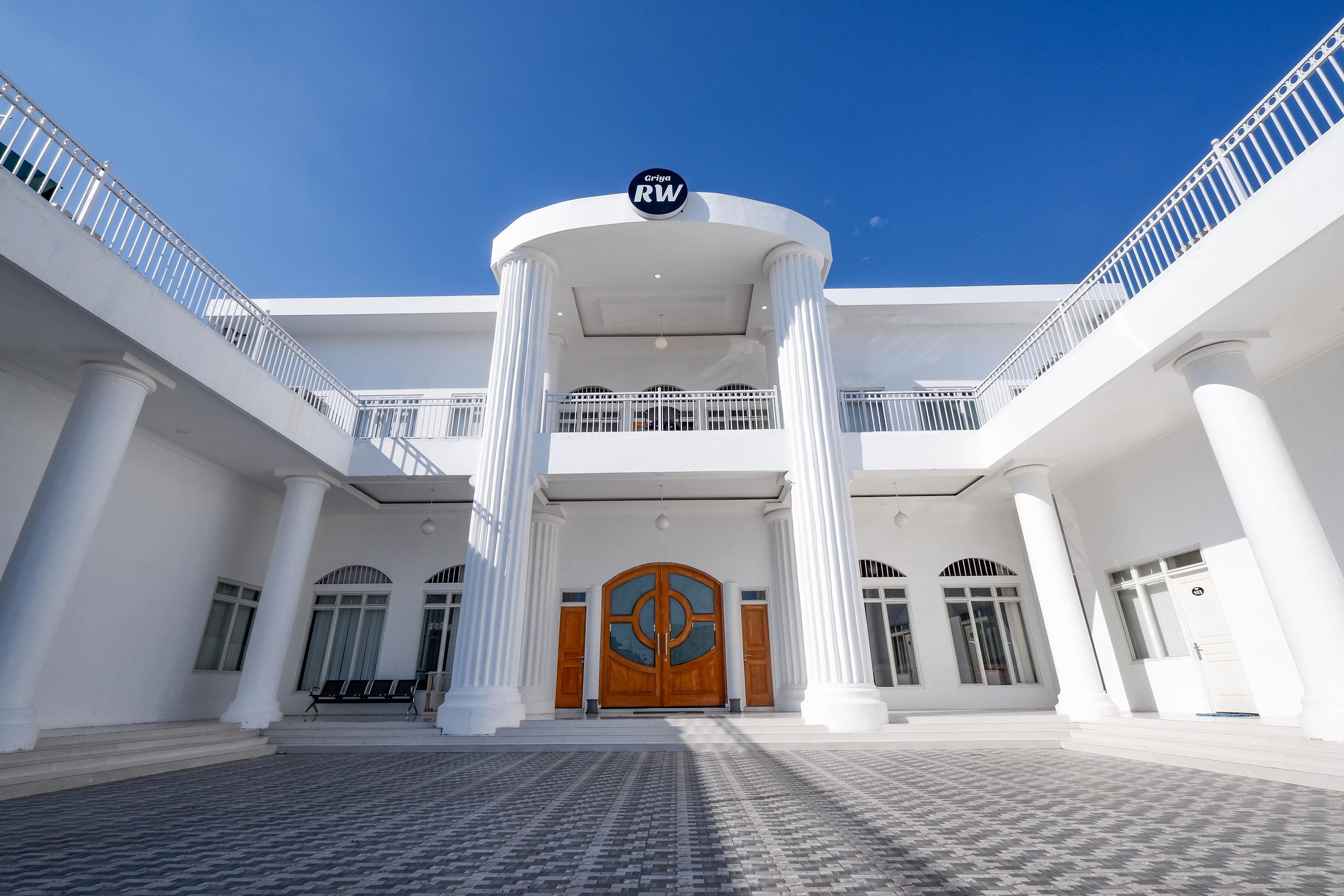 Griya Rw Family Guest House Redpartner Surakarta  Luaran gambar