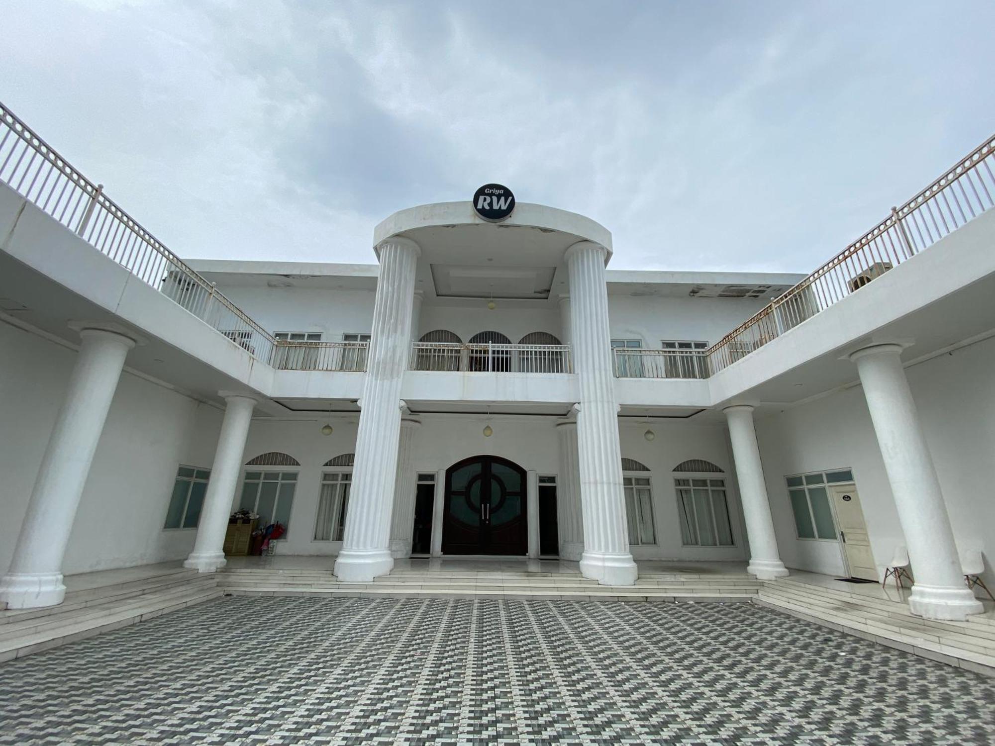 Griya Rw Family Guest House Redpartner Surakarta  Luaran gambar