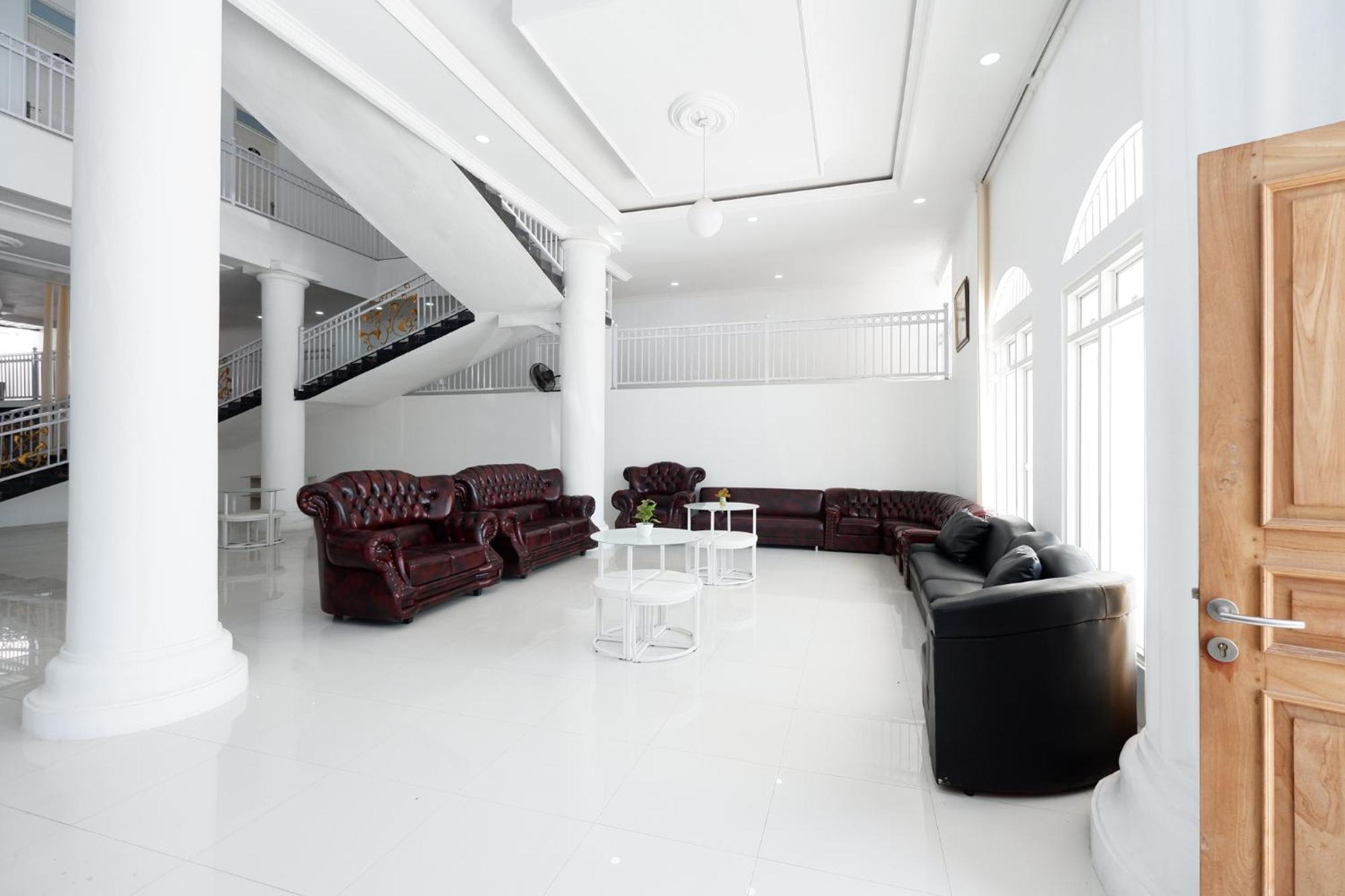 Griya Rw Family Guest House Redpartner Surakarta  Luaran gambar