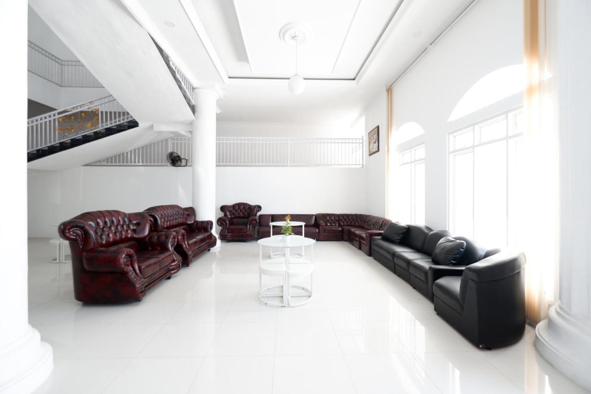 Griya Rw Family Guest House Redpartner Surakarta  Luaran gambar