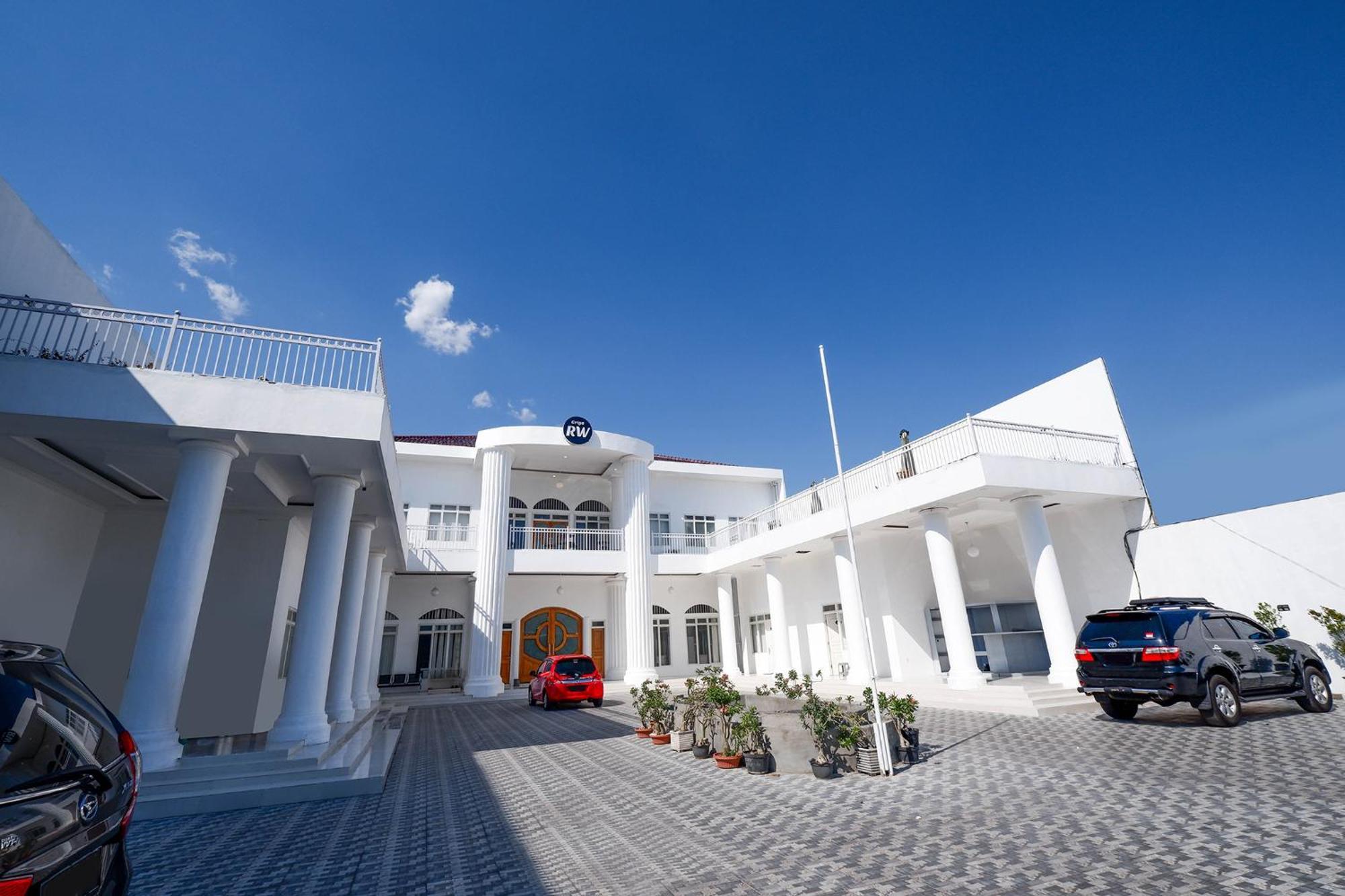 Griya Rw Family Guest House Redpartner Surakarta  Luaran gambar
