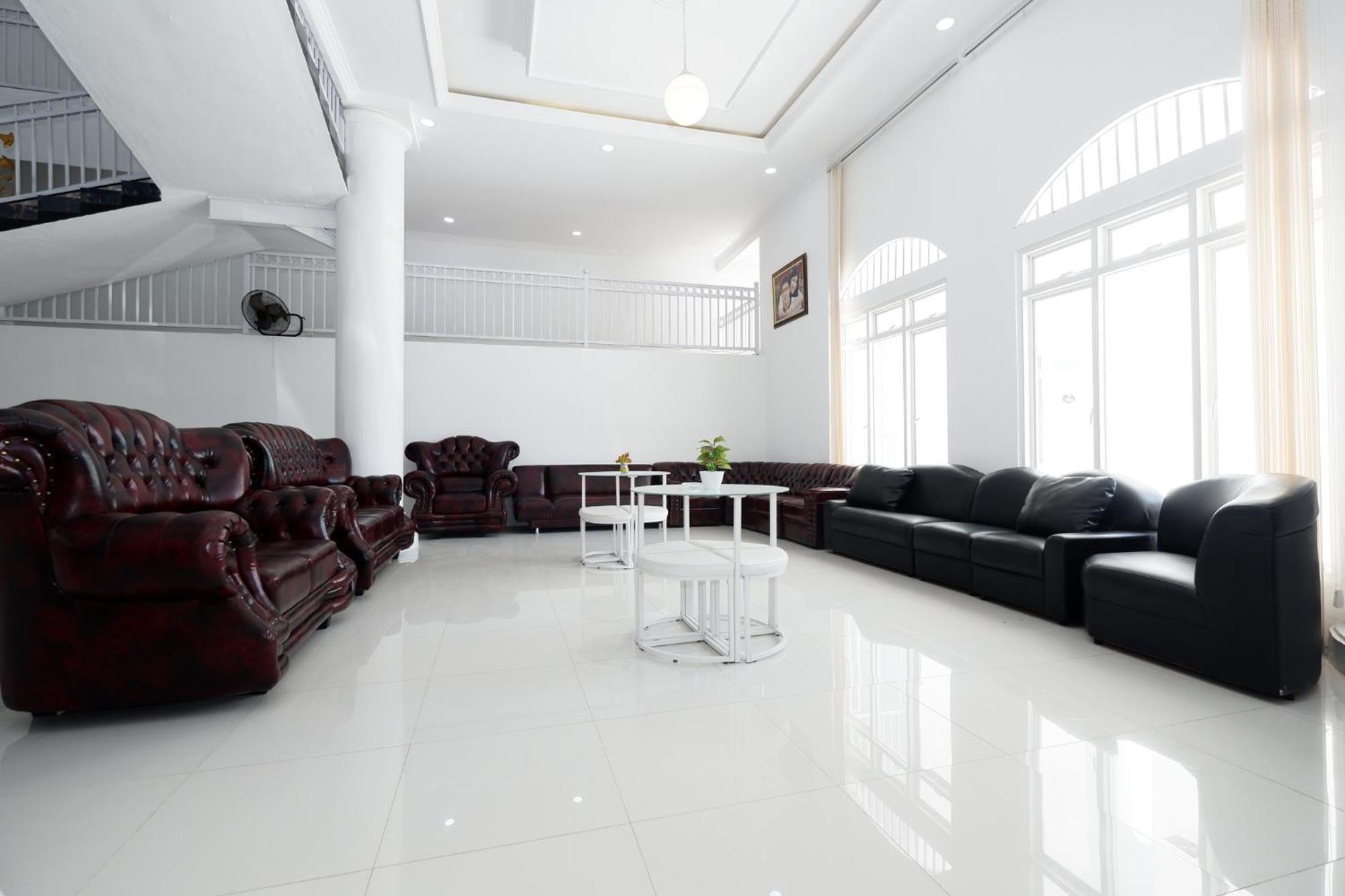Griya Rw Family Guest House Redpartner Surakarta  Luaran gambar