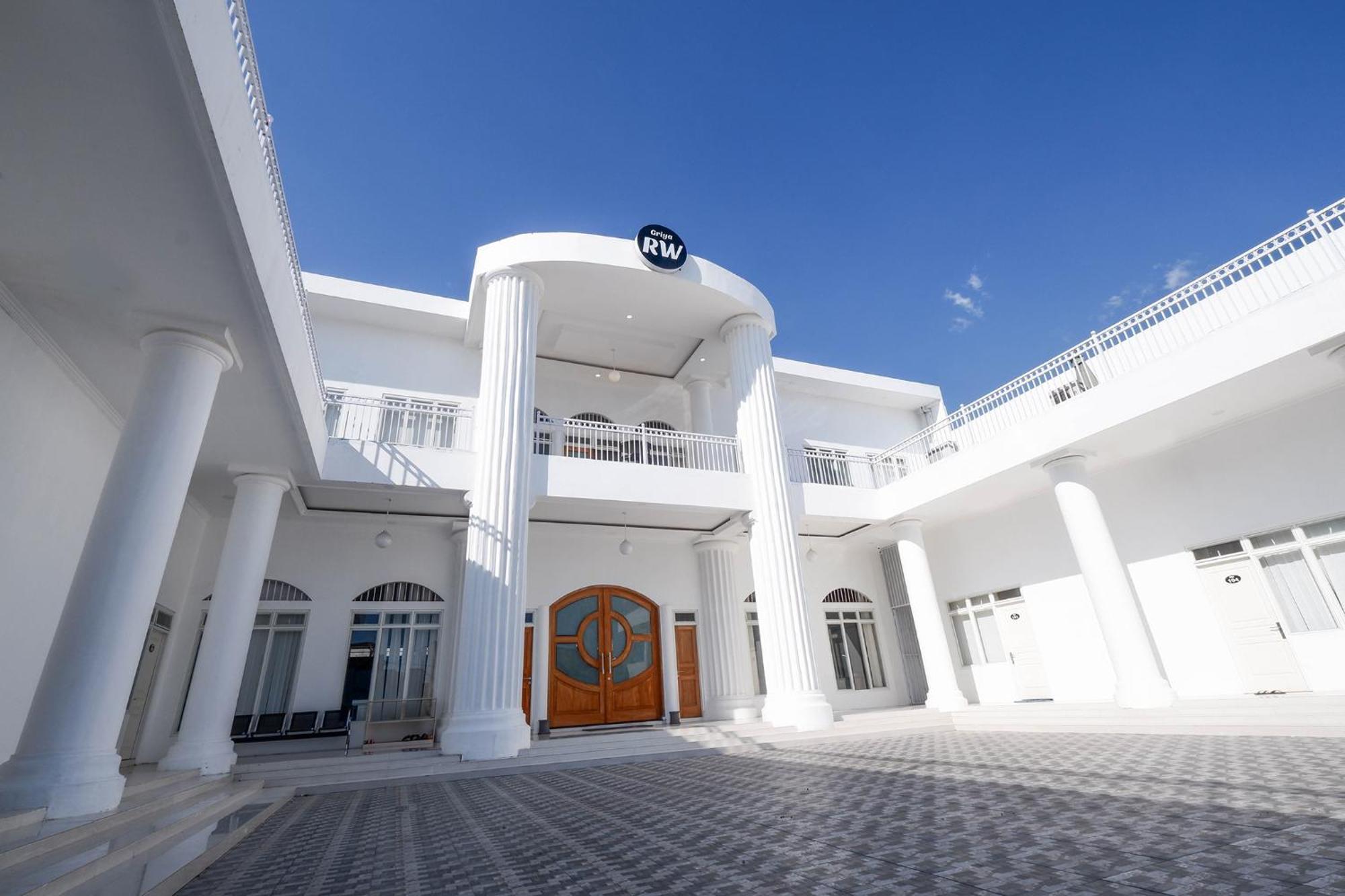 Griya Rw Family Guest House Redpartner Surakarta  Luaran gambar