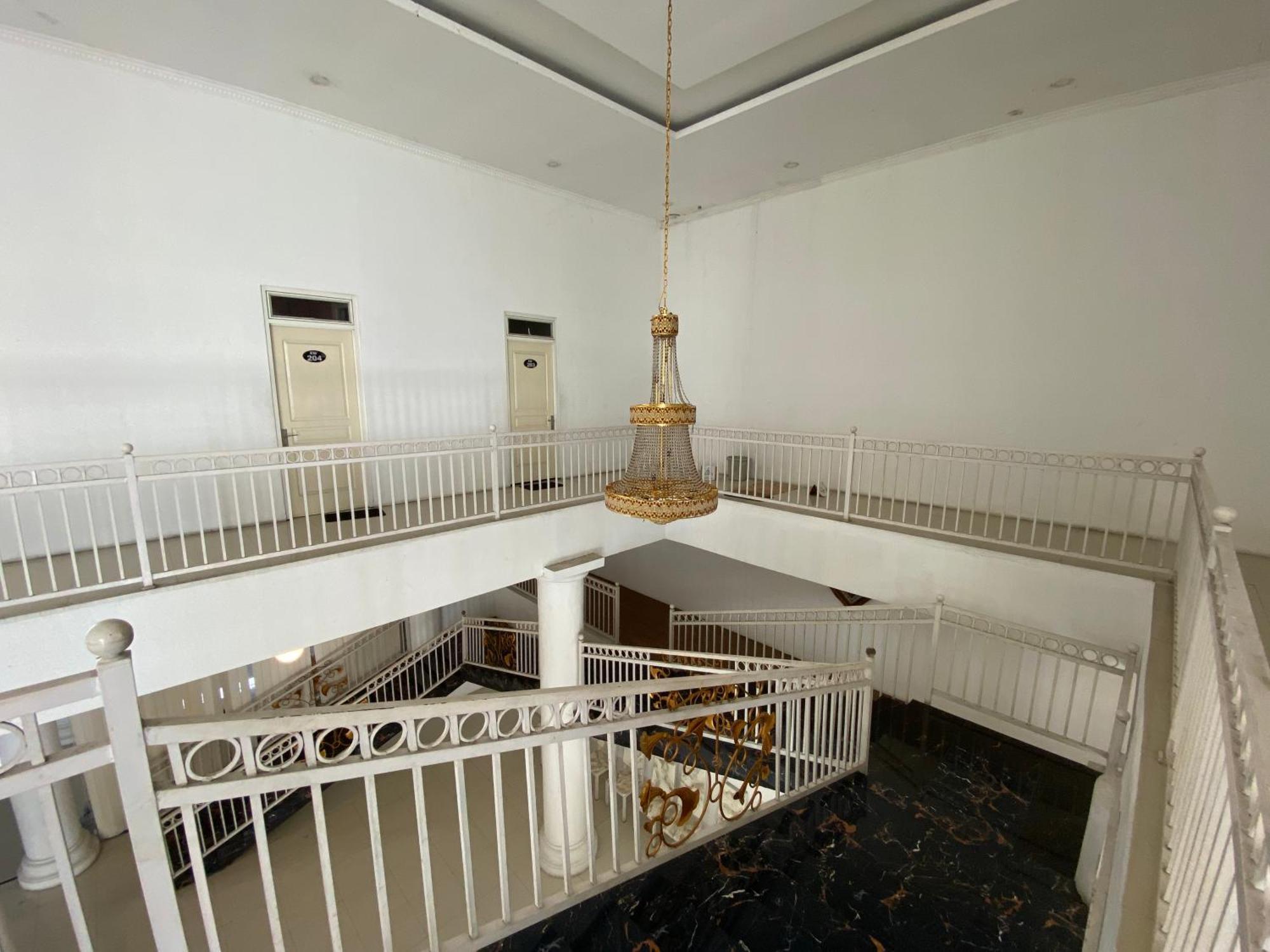 Griya Rw Family Guest House Redpartner Surakarta  Luaran gambar