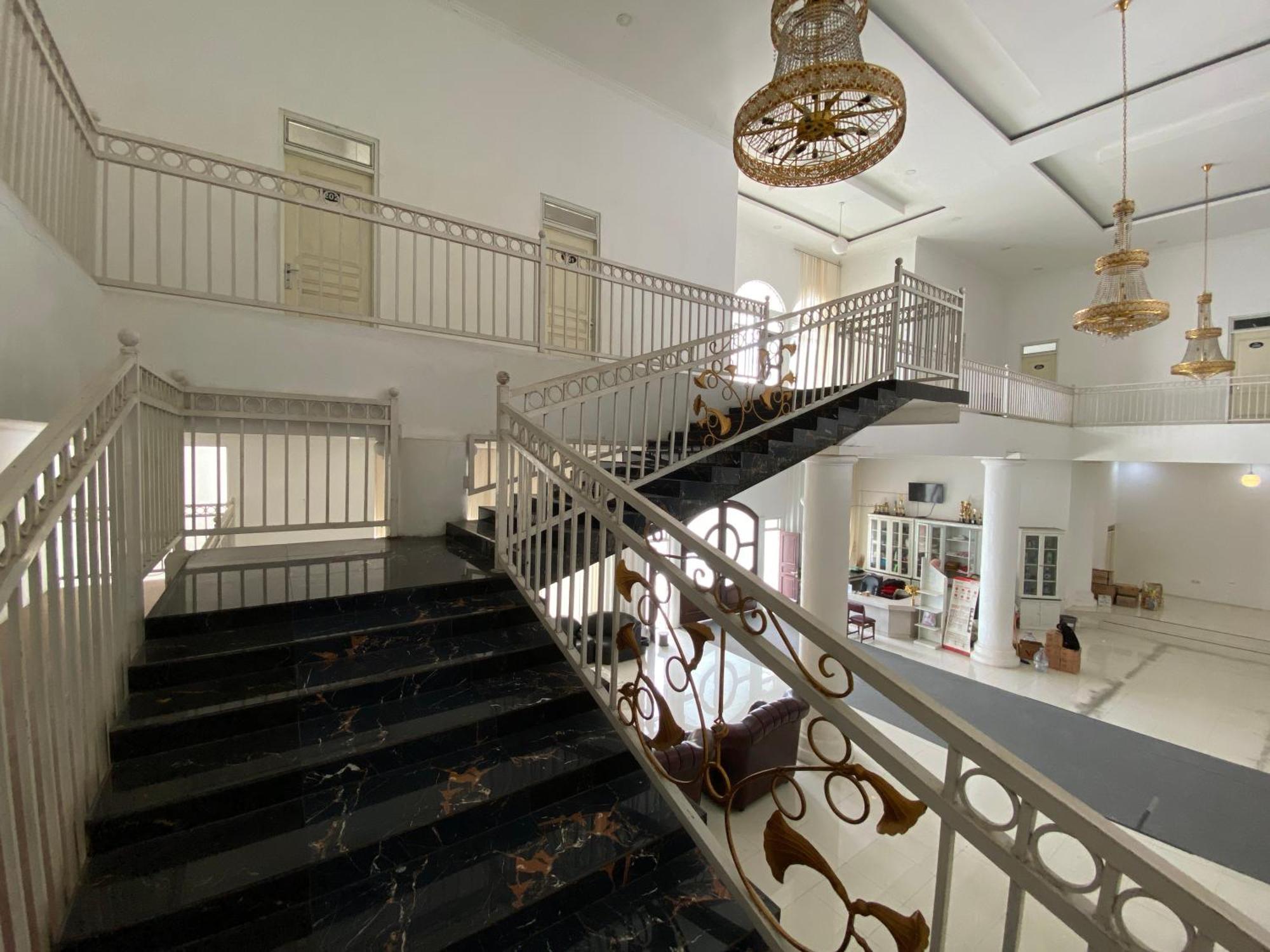 Griya Rw Family Guest House Redpartner Surakarta  Luaran gambar
