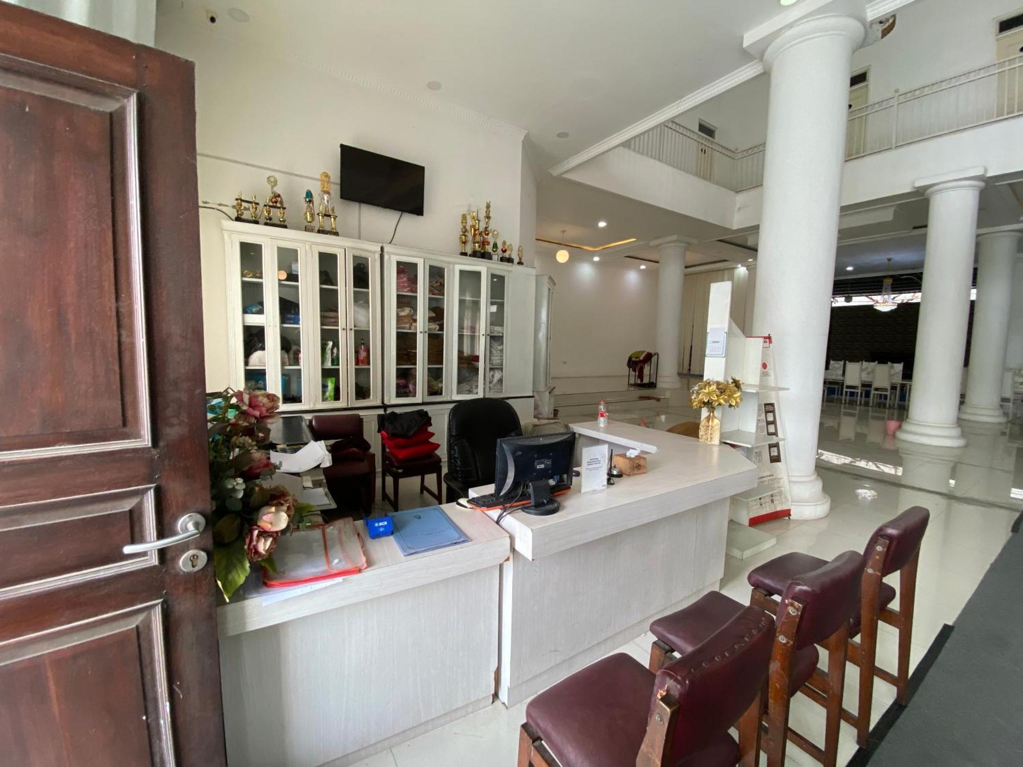 Griya Rw Family Guest House Redpartner Surakarta  Luaran gambar