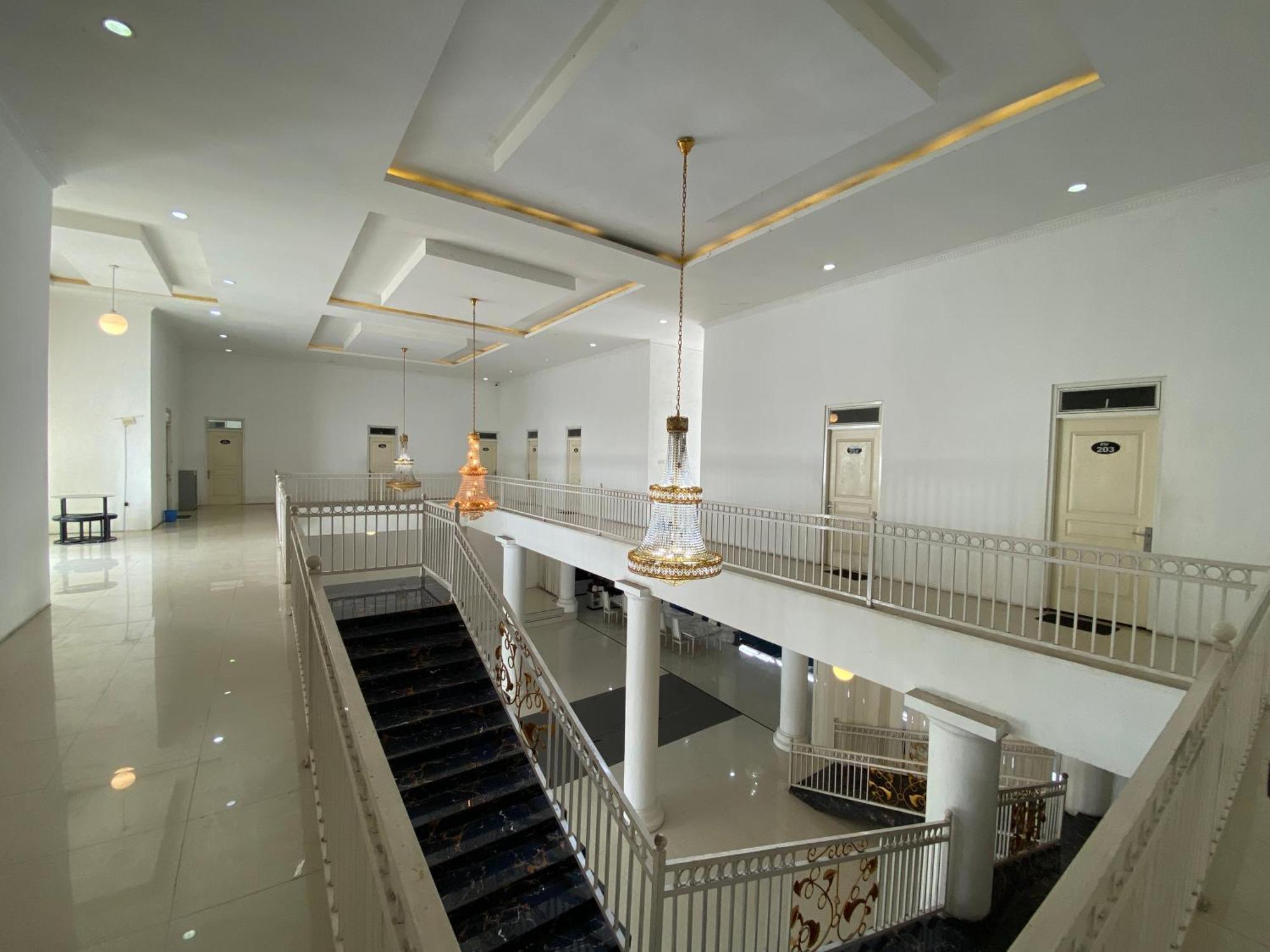 Griya Rw Family Guest House Redpartner Surakarta  Luaran gambar