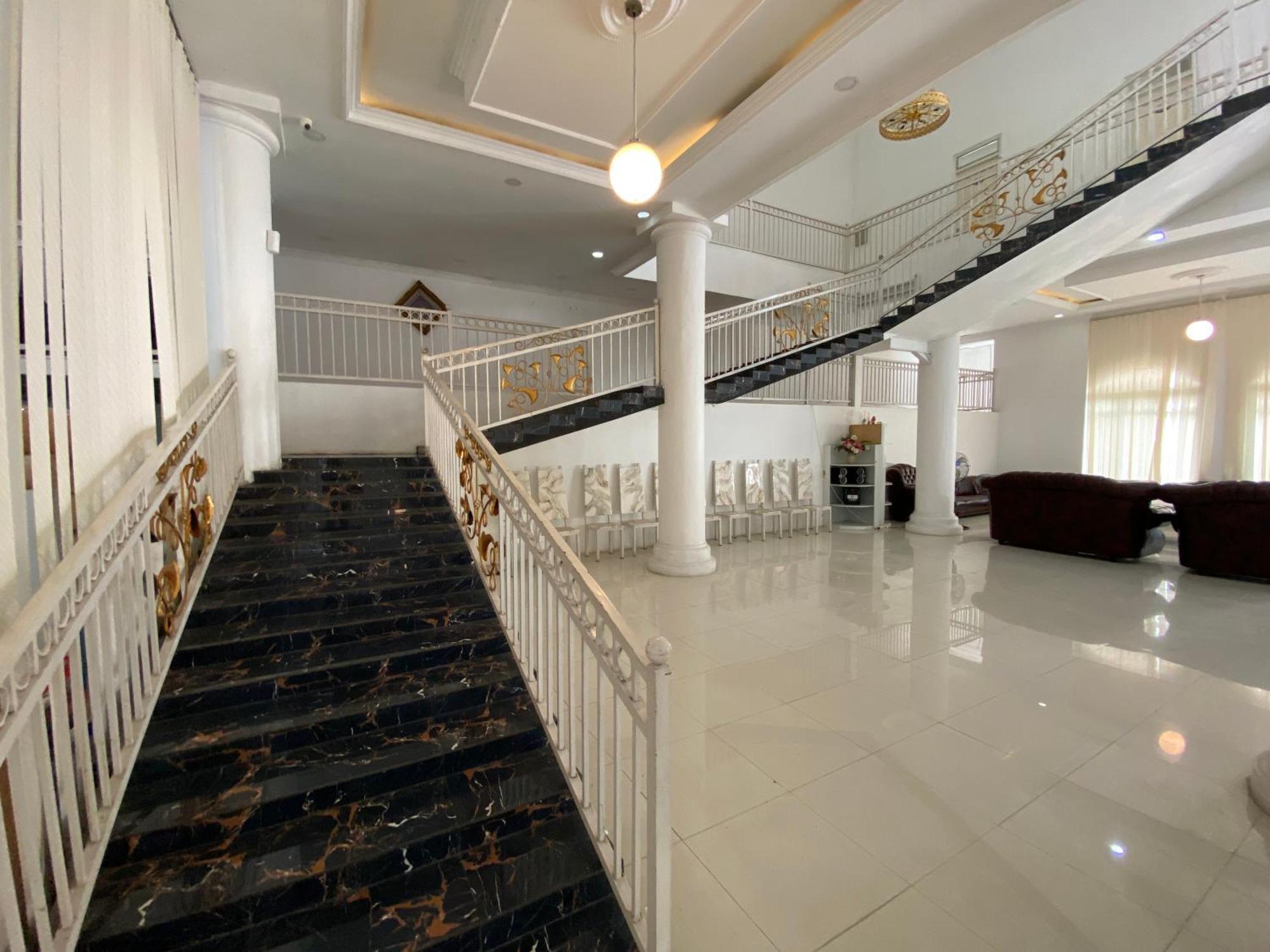 Griya Rw Family Guest House Redpartner Surakarta  Luaran gambar