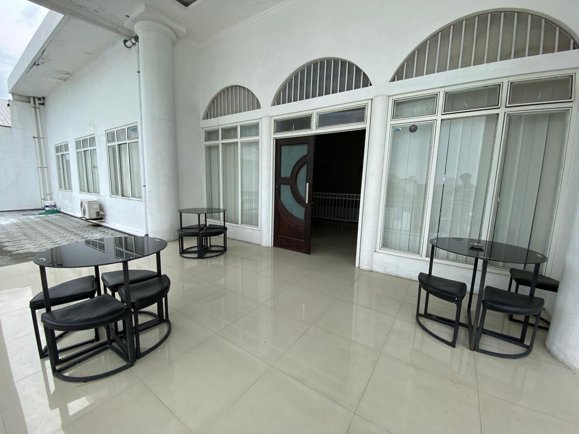 Griya Rw Family Guest House Redpartner Surakarta  Luaran gambar