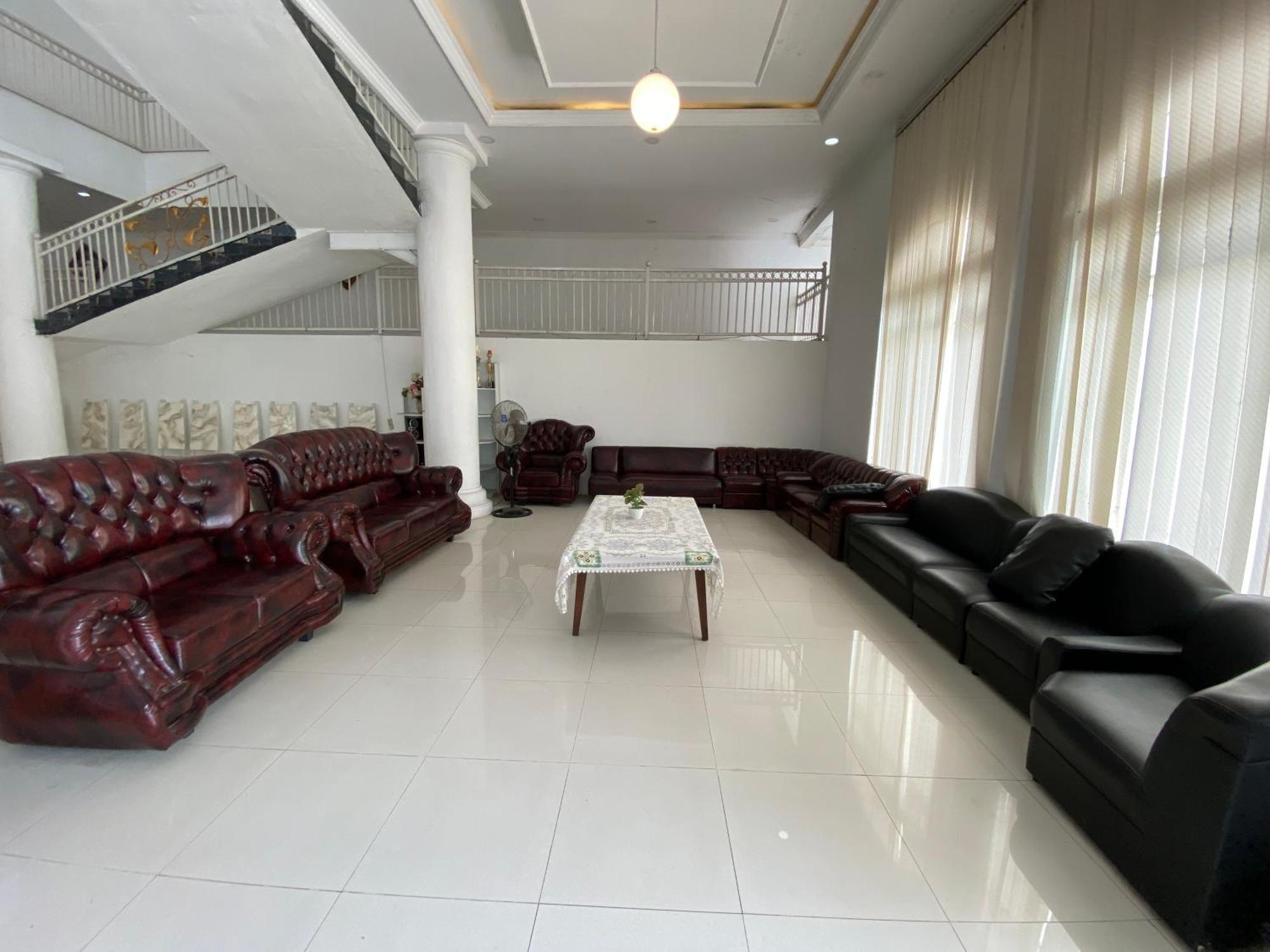 Griya Rw Family Guest House Redpartner Surakarta  Luaran gambar