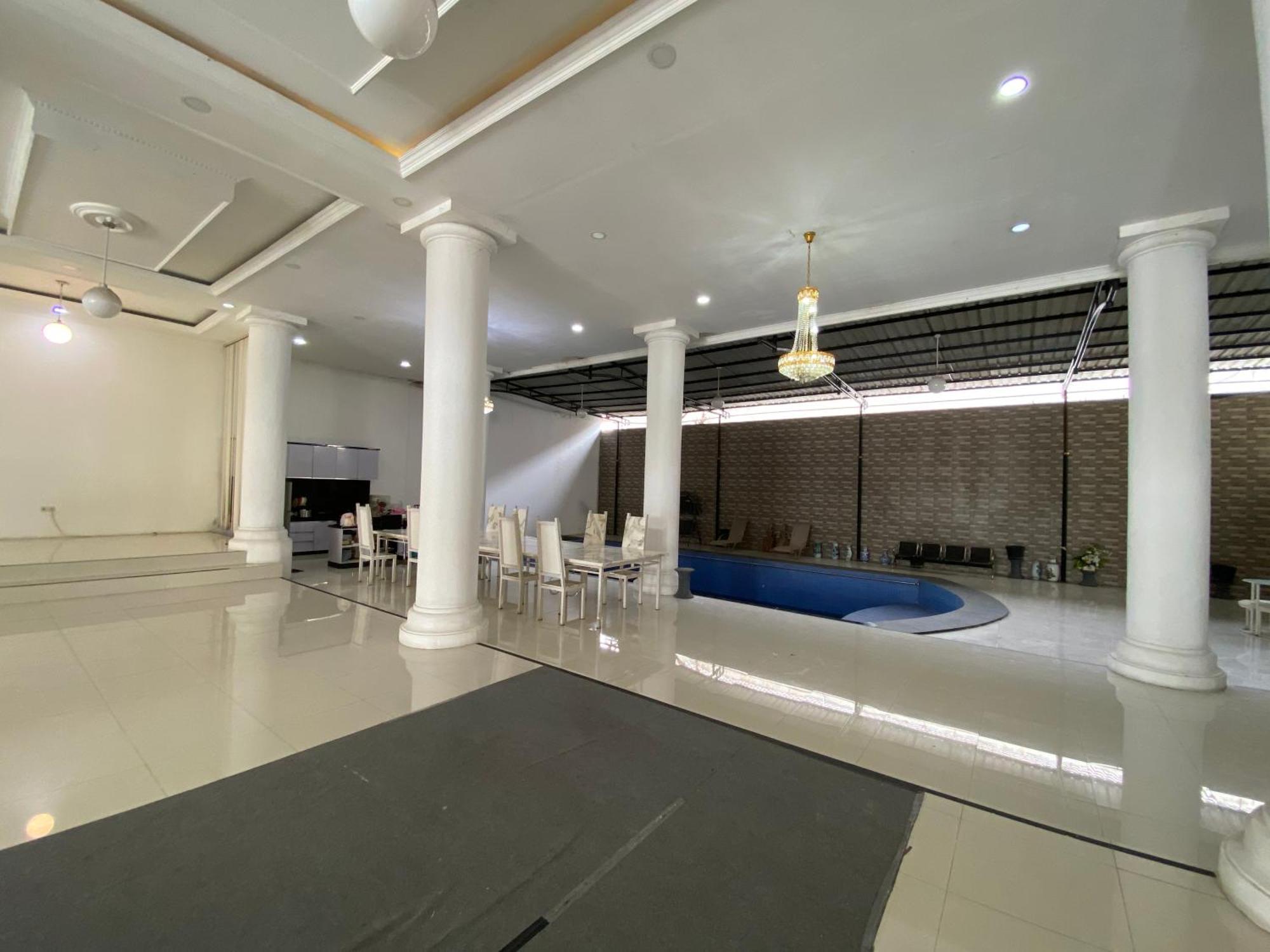 Griya Rw Family Guest House Redpartner Surakarta  Luaran gambar