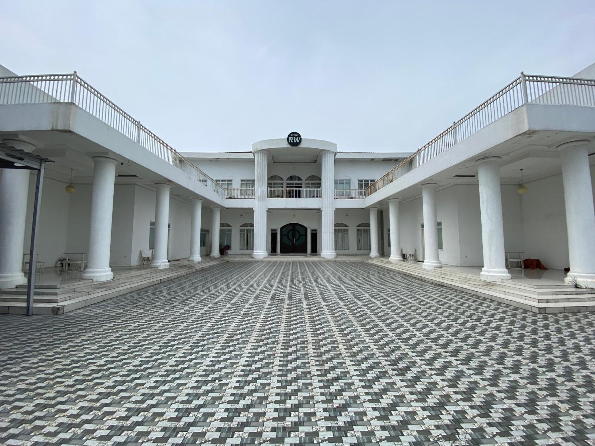 Griya Rw Family Guest House Redpartner Surakarta  Luaran gambar