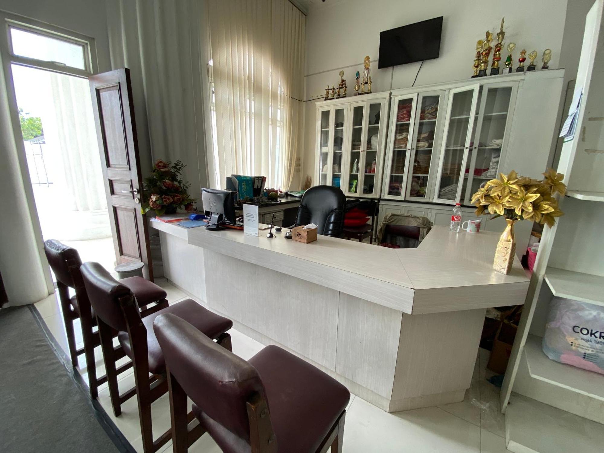 Griya Rw Family Guest House Redpartner Surakarta  Luaran gambar