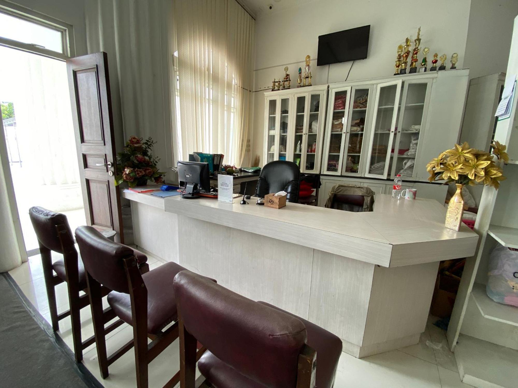 Griya Rw Family Guest House Redpartner Surakarta  Luaran gambar