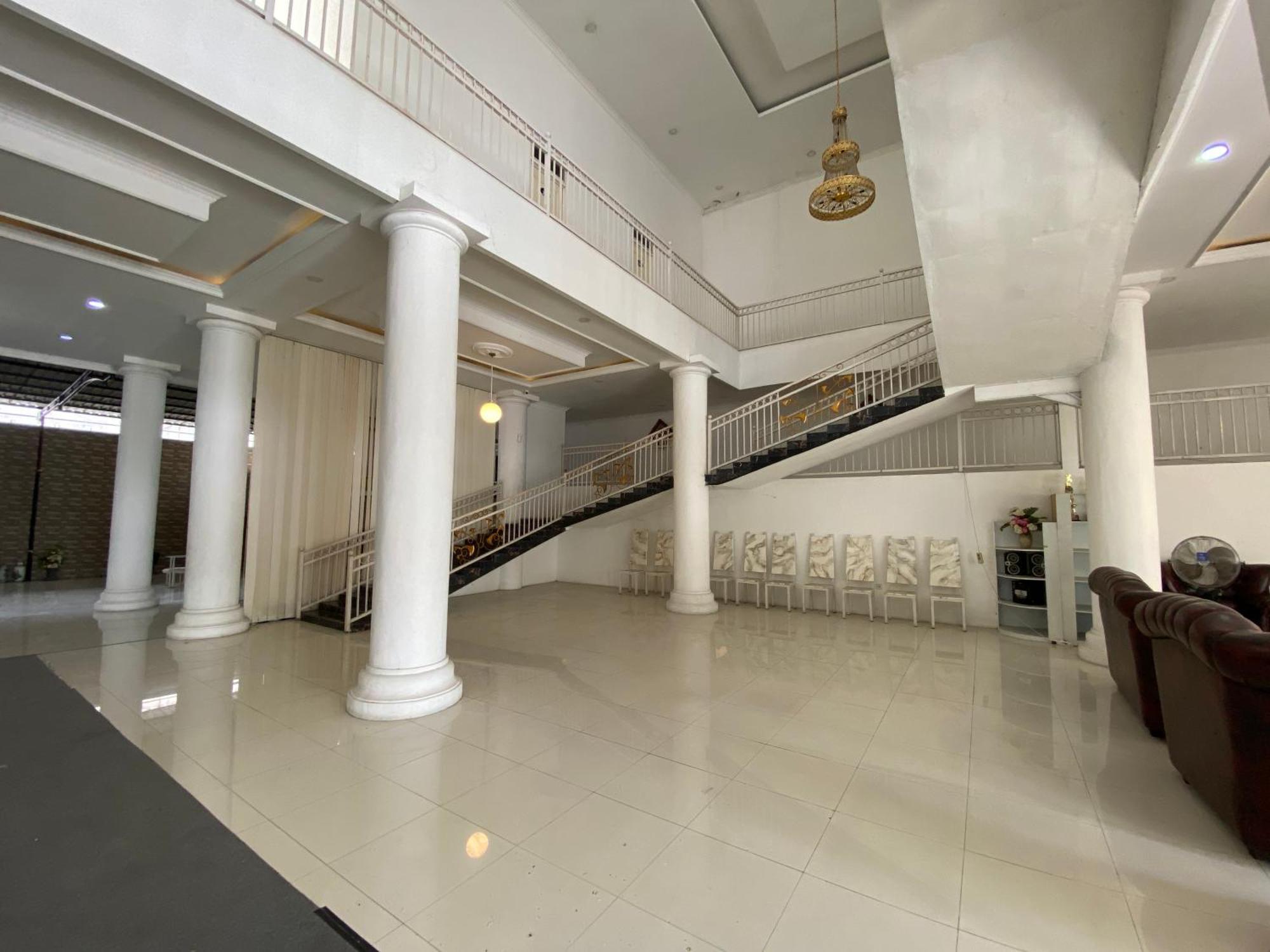 Griya Rw Family Guest House Redpartner Surakarta  Luaran gambar