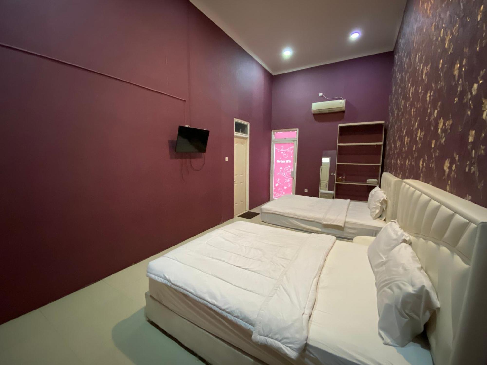 Griya Rw Family Guest House Redpartner Surakarta  Luaran gambar