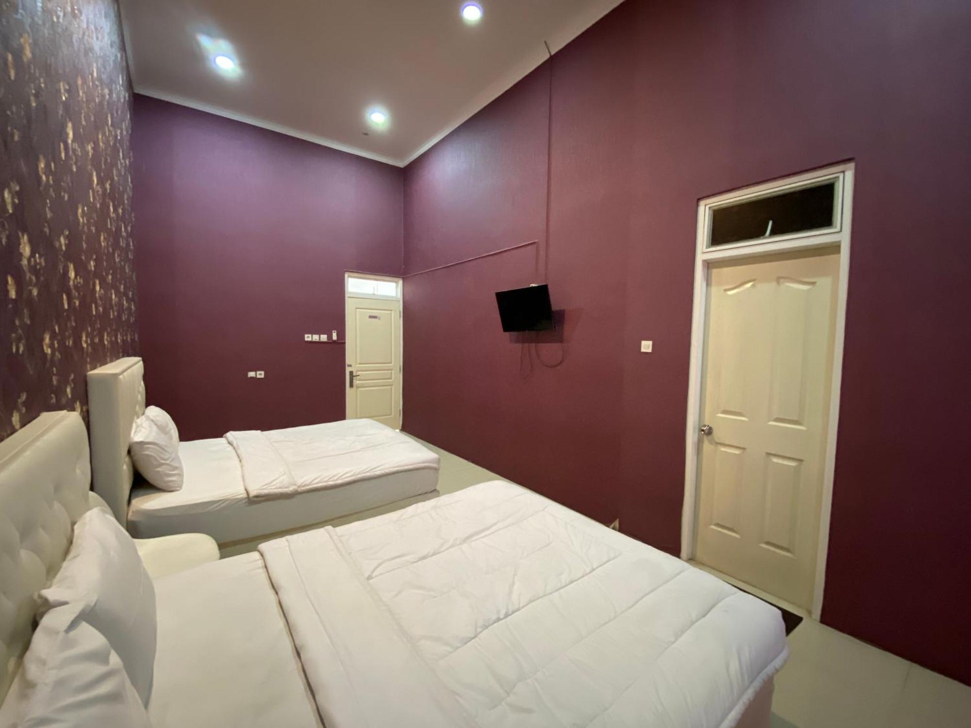 Griya Rw Family Guest House Redpartner Surakarta  Luaran gambar