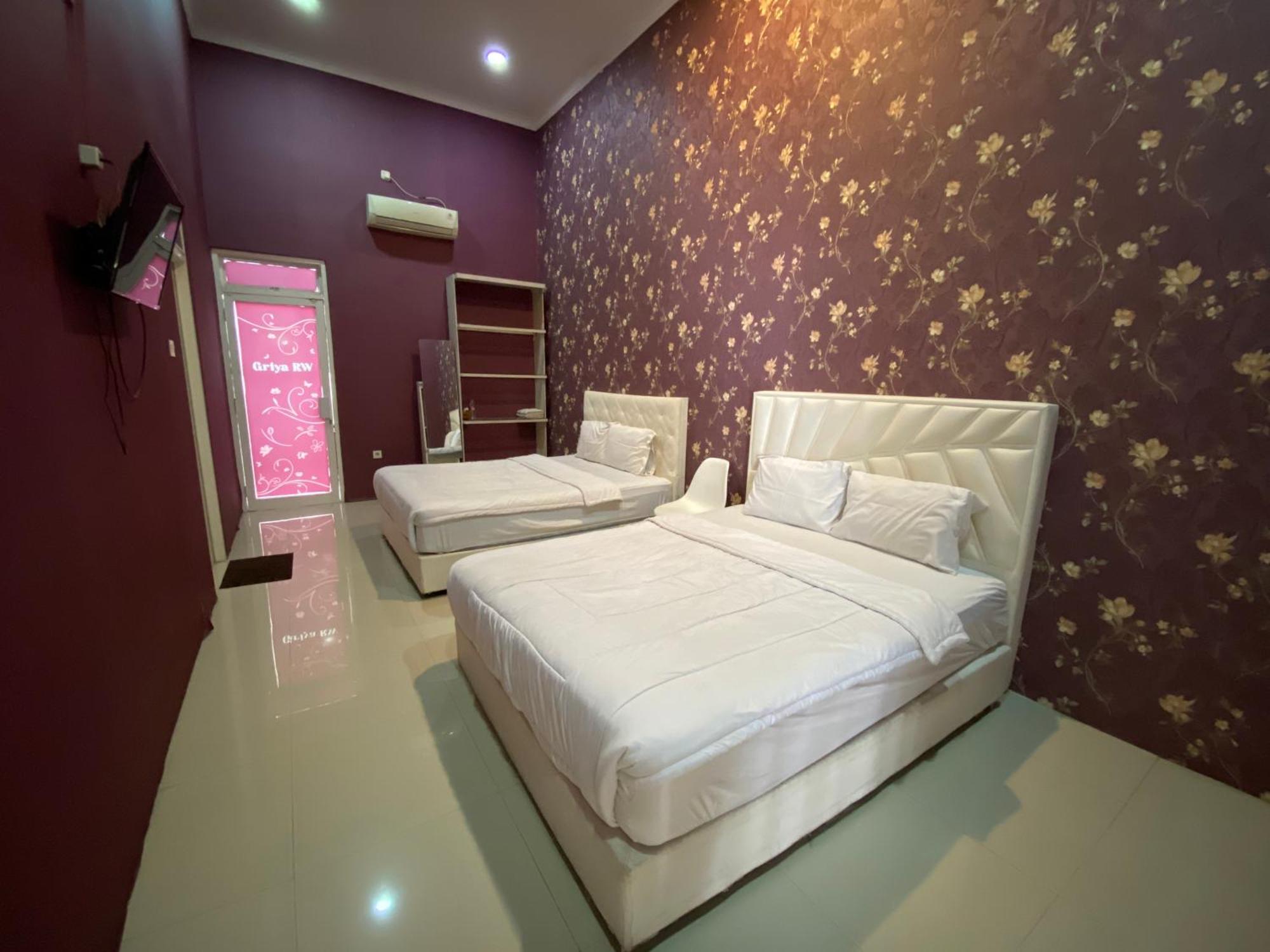 Griya Rw Family Guest House Redpartner Surakarta  Luaran gambar