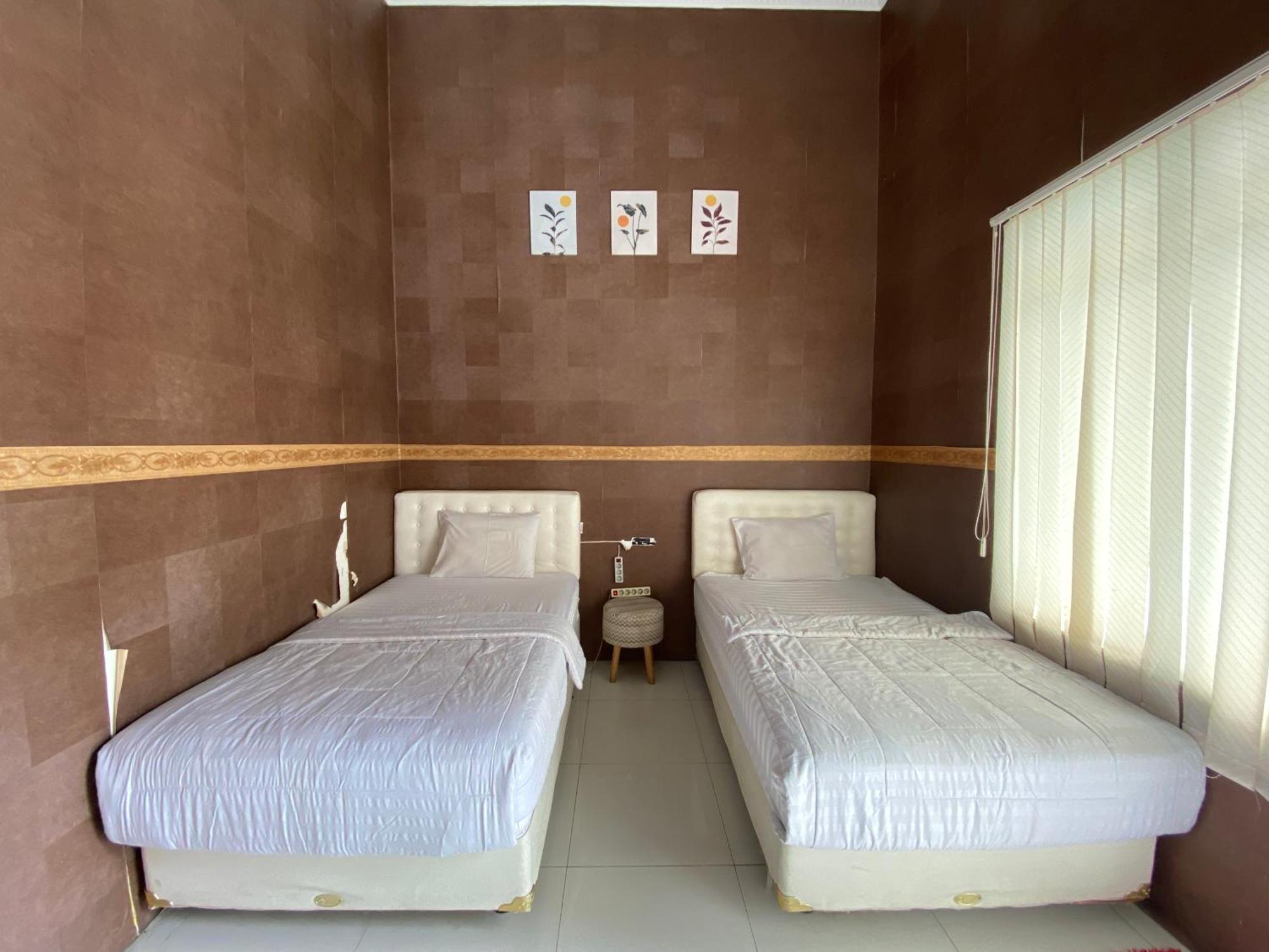 Griya Rw Family Guest House Redpartner Surakarta  Luaran gambar