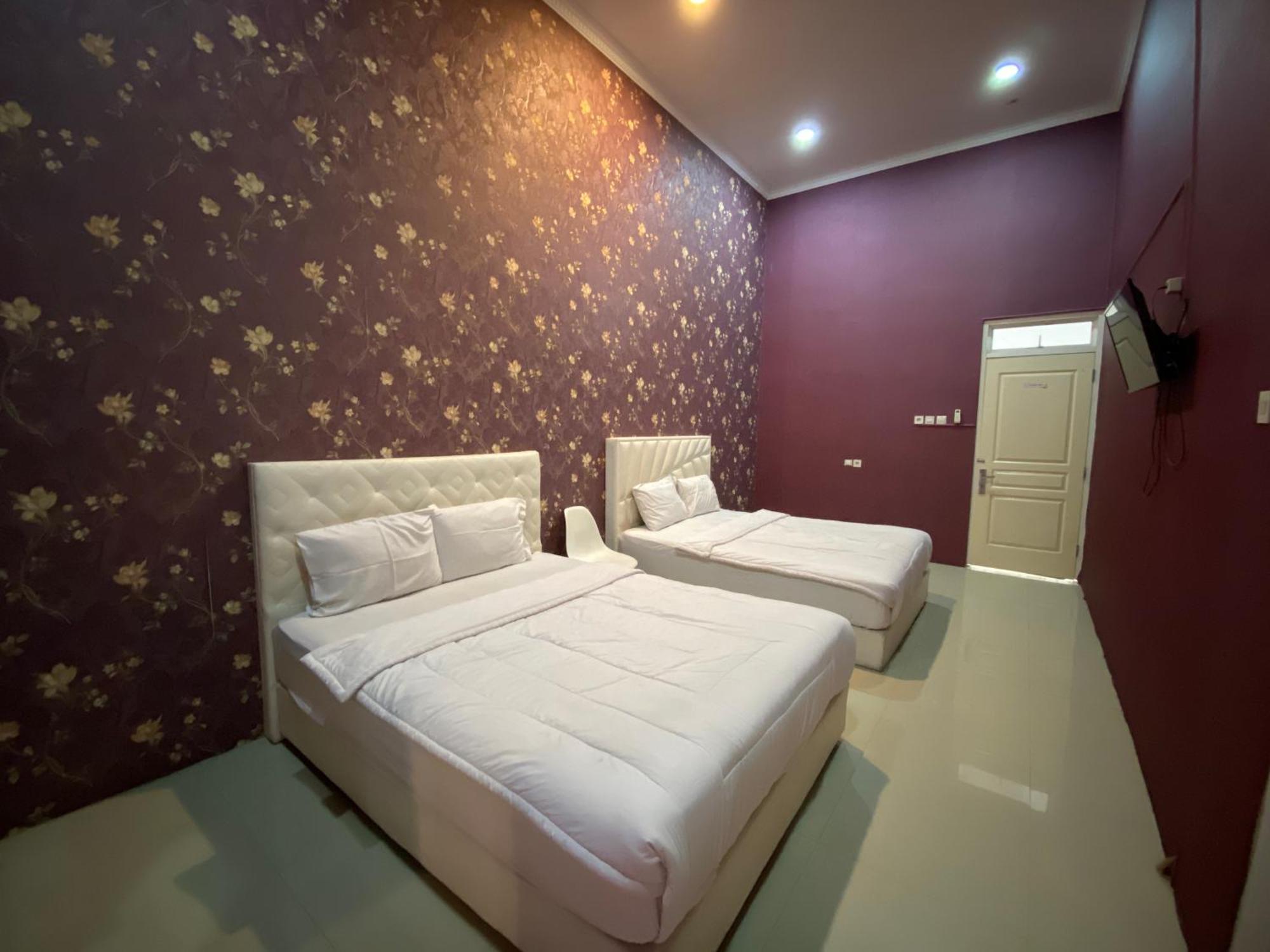 Griya Rw Family Guest House Redpartner Surakarta  Luaran gambar